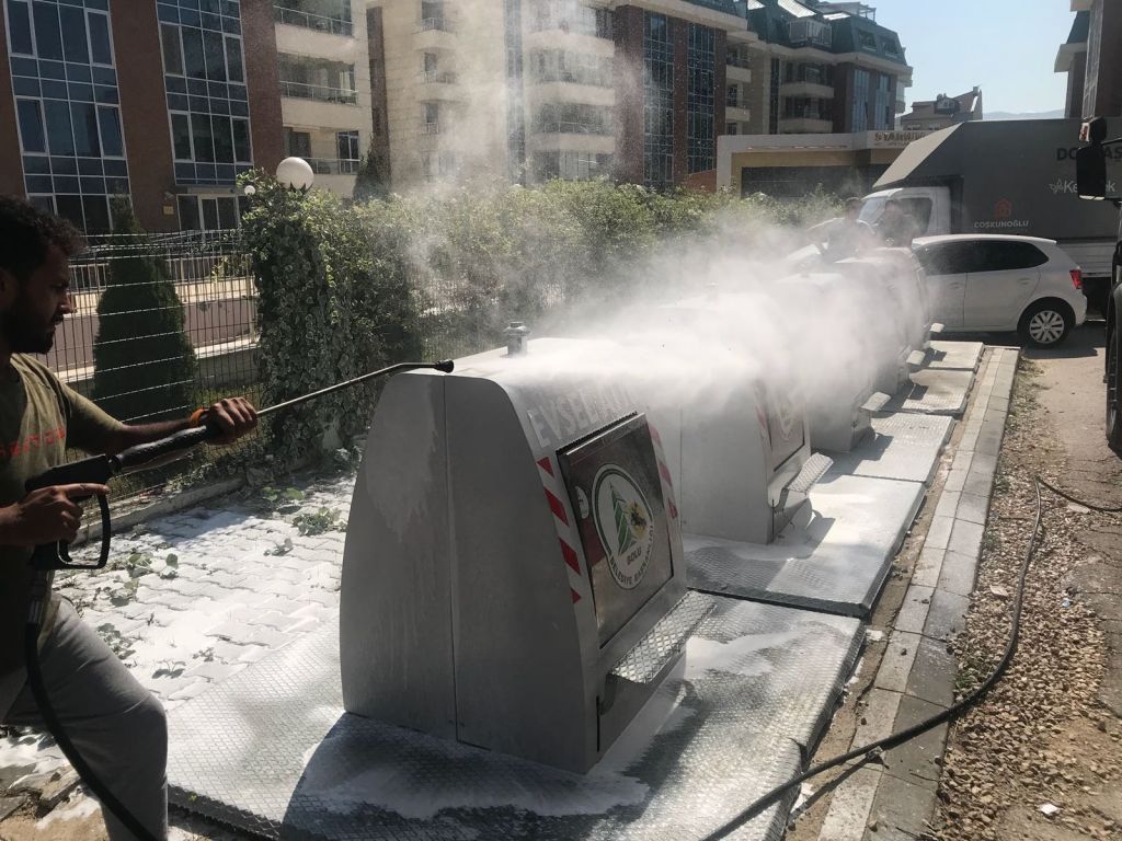 Yeraltı ve yerüstü çöp konteynerleri temizleniyor