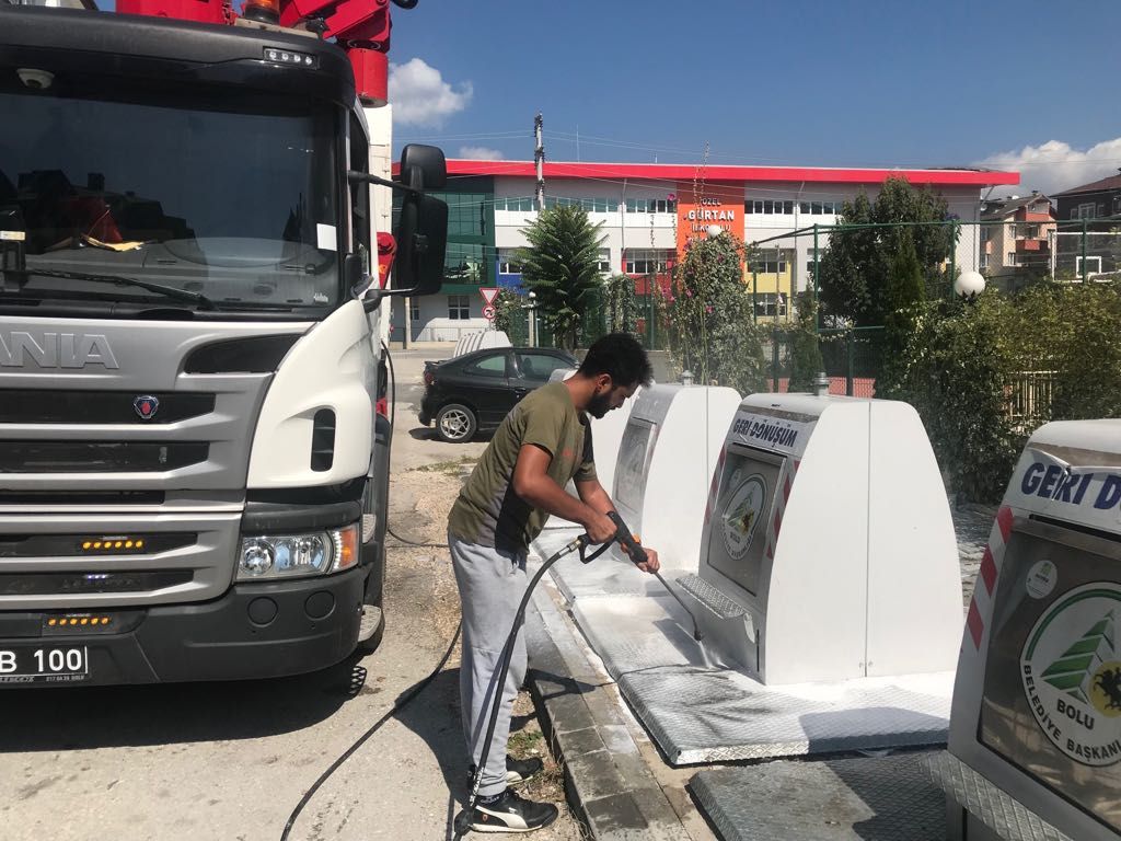 Yeraltı ve yerüstü çöp konteynerleri temizleniyor