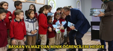 Başkan Yılmaz'dan minik öğrencilere hediye