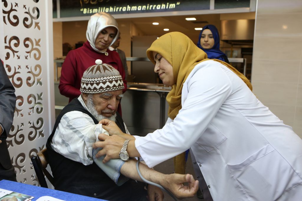 65 yaş üstü vatandaşlara tansiyon kontrolü ve sağlıklı yaşam bilgilendirmesi