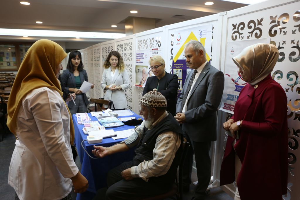65 yaş üstü vatandaşlara tansiyon kontrolü ve sağlıklı yaşam bilgilendirmesi
