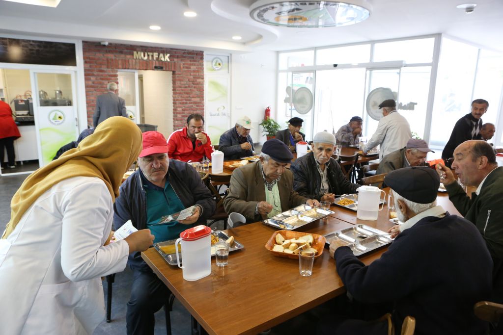 65 yaş üstü vatandaşlara tansiyon kontrolü ve sağlıklı yaşam bilgilendirmesi