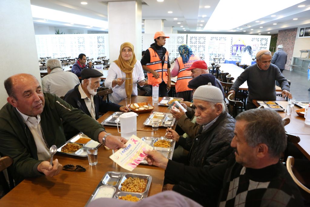 65 yaş üstü vatandaşlara tansiyon kontrolü ve sağlıklı yaşam bilgilendirmesi