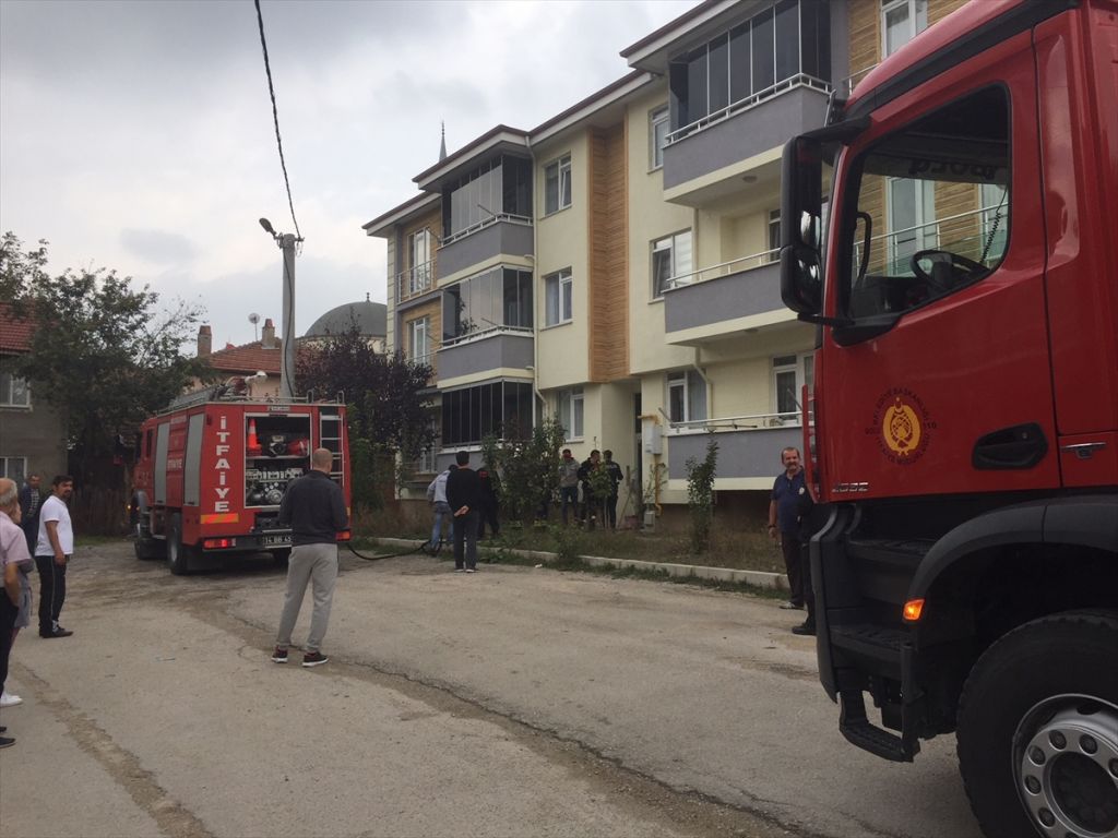 Apartmanın bodrum katında çıkan yangın korkuttu