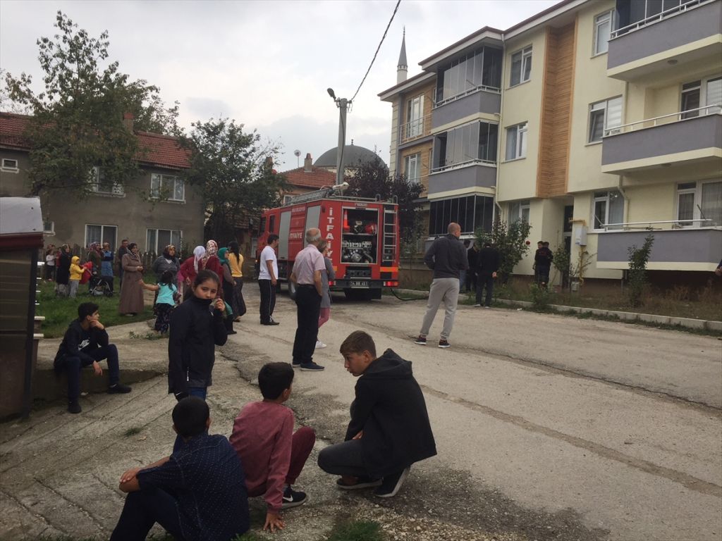 Apartmanın bodrum katında çıkan yangın korkuttu