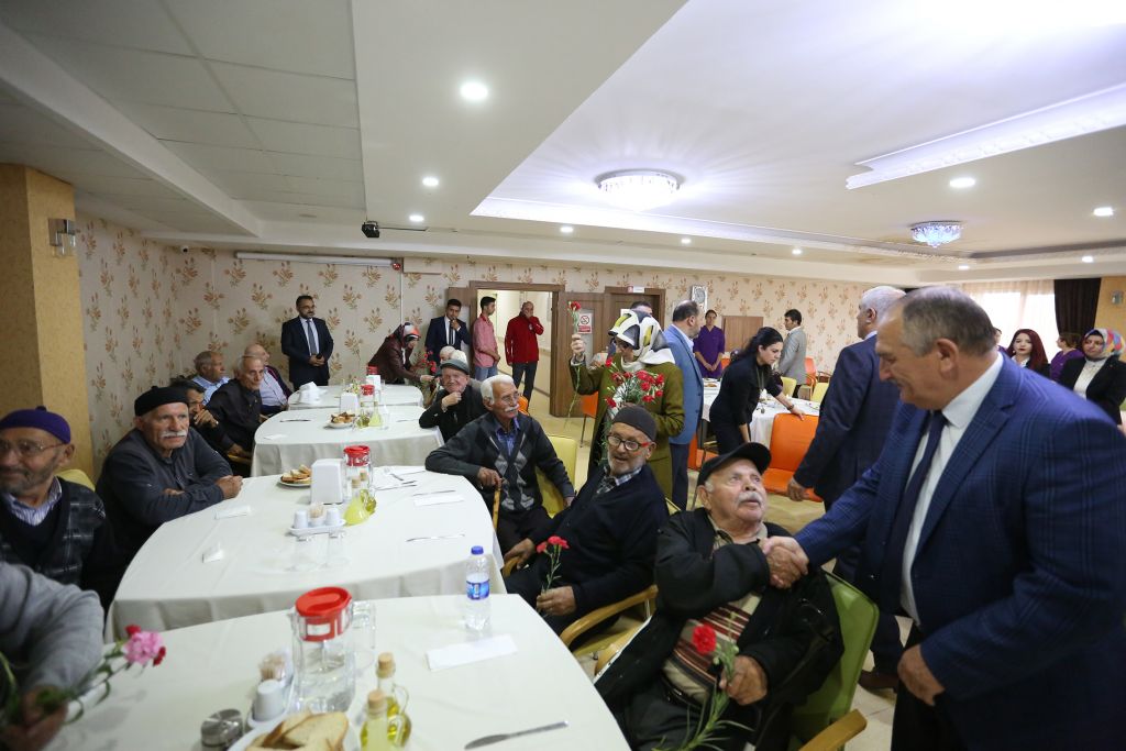 Başkan Yılmaz yaşlıları evinde ziyaret etti