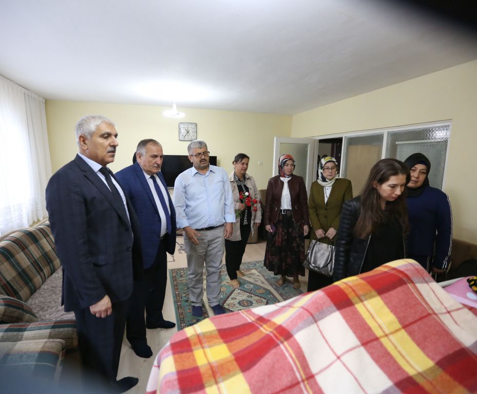 Başkan Yılmaz yaşlıları evinde ziyaret etti