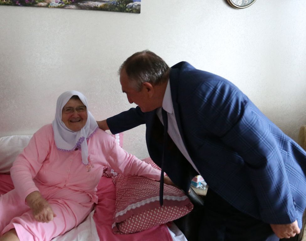 Başkan Yılmaz yaşlıları evinde ziyaret etti