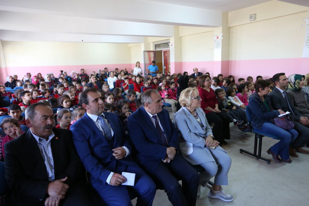 Başkan Yılmaz'dan minik öğrencilere hediye