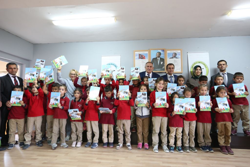 Başkan Yılmaz'dan minik öğrencilere hediye