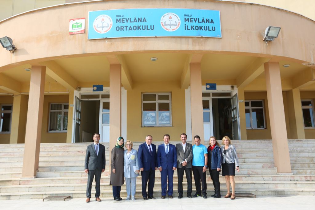 Başkan Yılmaz'dan minik öğrencilere hediye