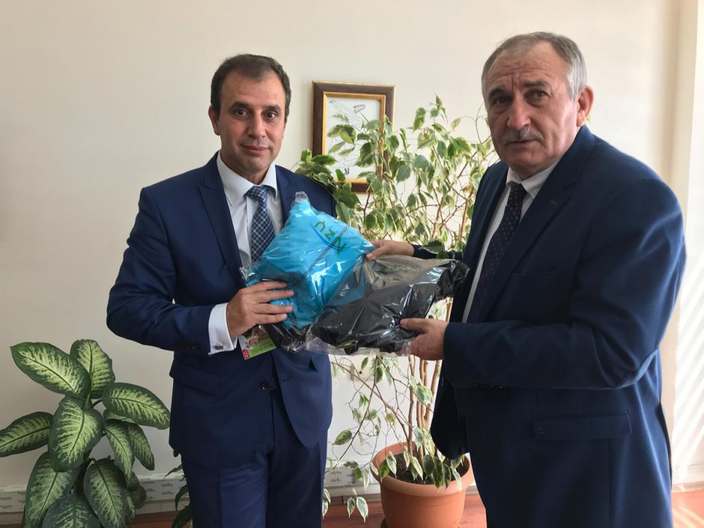 Başkan Yılmaz'dan minik öğrencilere hediye