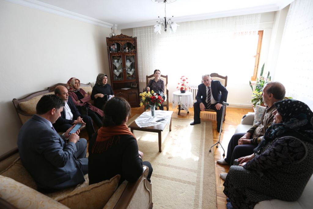 Başkan Yılmaz'dan sekiz hastaya evlerinde ziyaret