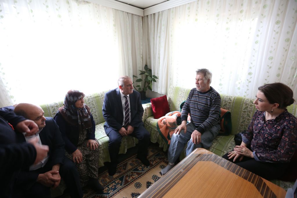 Başkan Yılmaz'dan sekiz hastaya evlerinde ziyaret