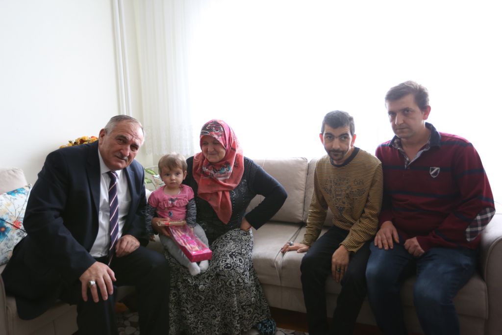 Başkan Yılmaz'dan sekiz hastaya evlerinde ziyaret