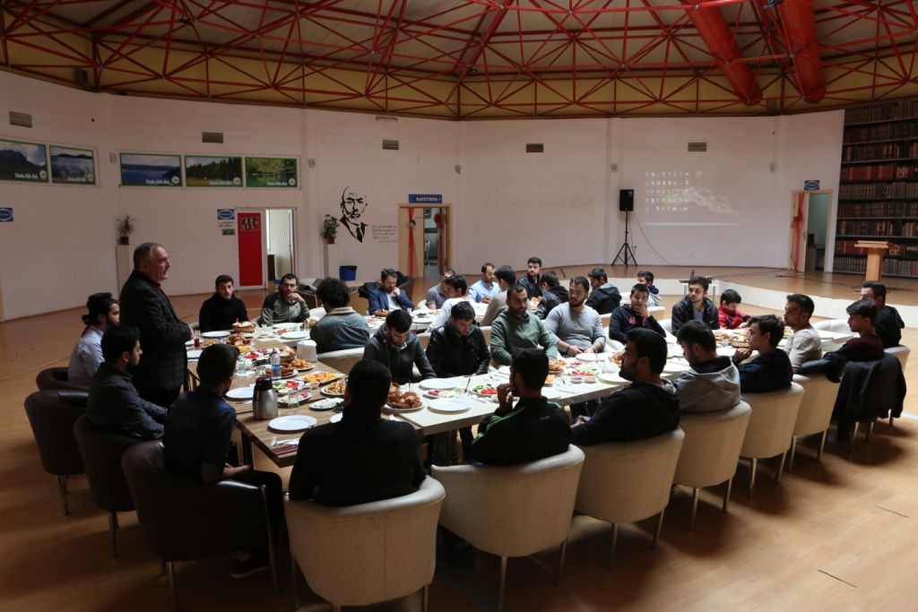 Belediye Başkanı Yılmaz, MTTB'li öğrencilerle kahvaltı sofrasında buluştu