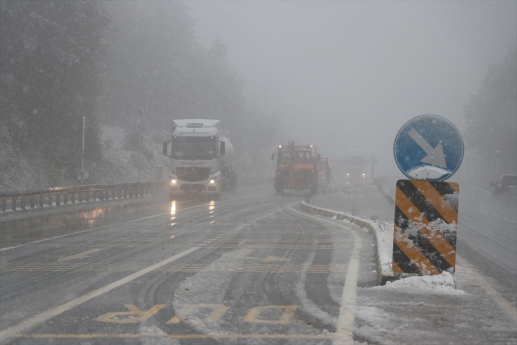 Bolu Dağı'nda kar yağışı başladı