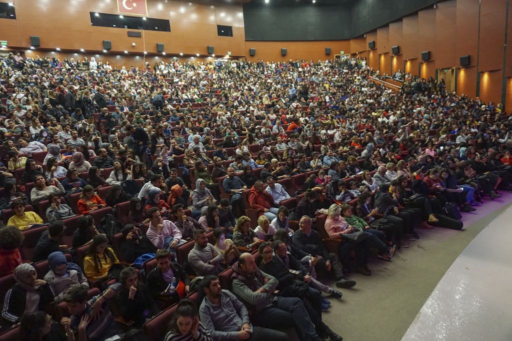 Cazseverler salondan dışarı taştı