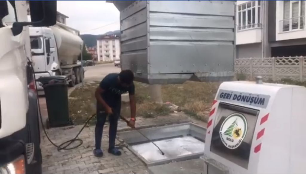 Çöp konteynerleri temizleniyor