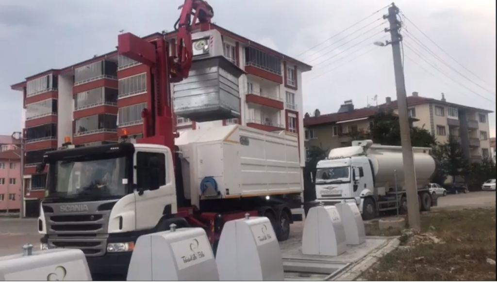 Çöp konteynerleri temizleniyor