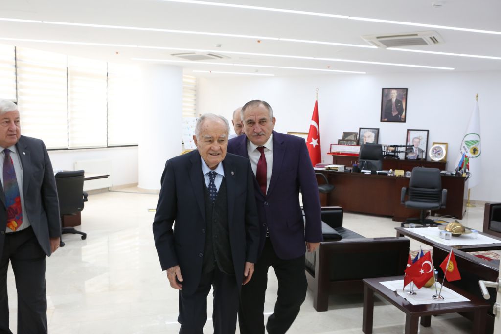 İzzet Baysal Vakfı Başkanı ve üyelerinden hayırlı olsun ziyareti