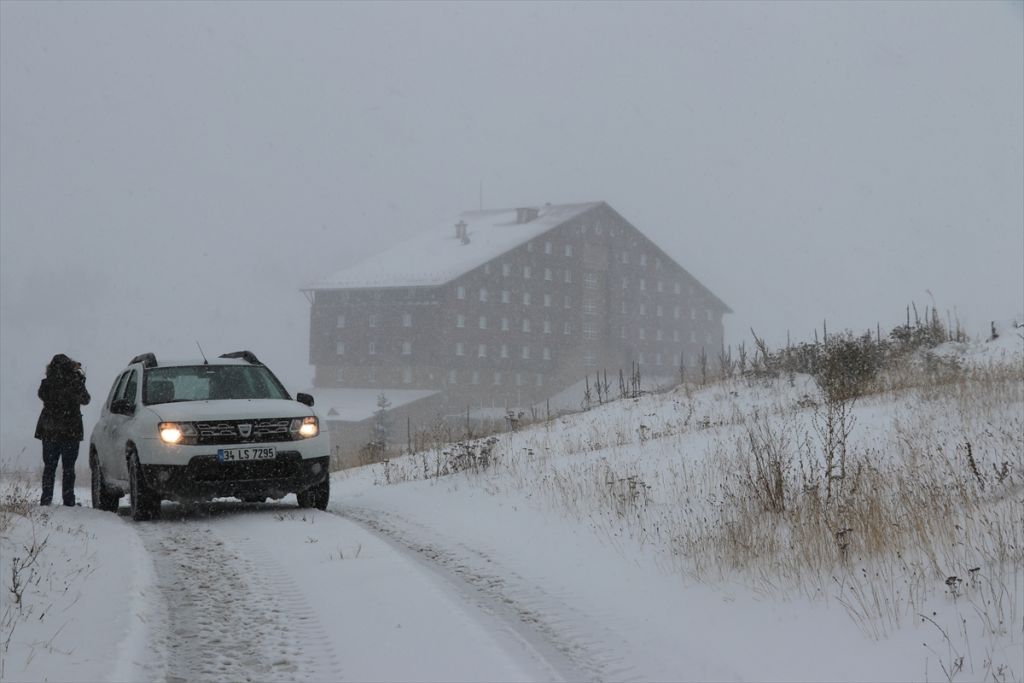 Kartalkaya'ya mevsimin ilk karı yağdı