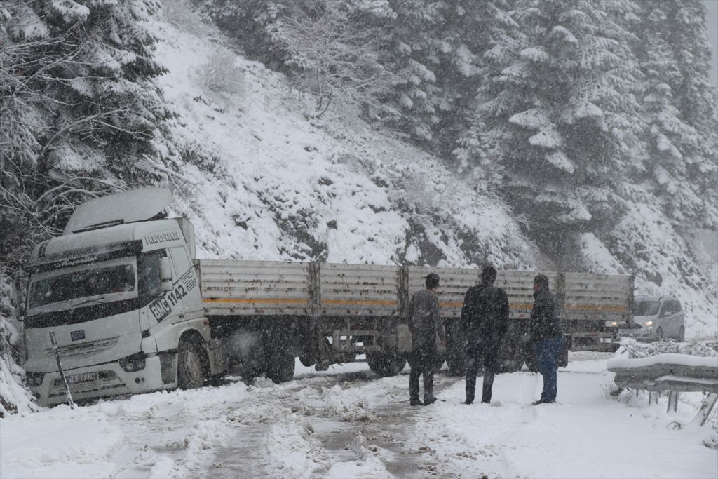 Kartalkaya'ya mevsimin ilk karı yağdı