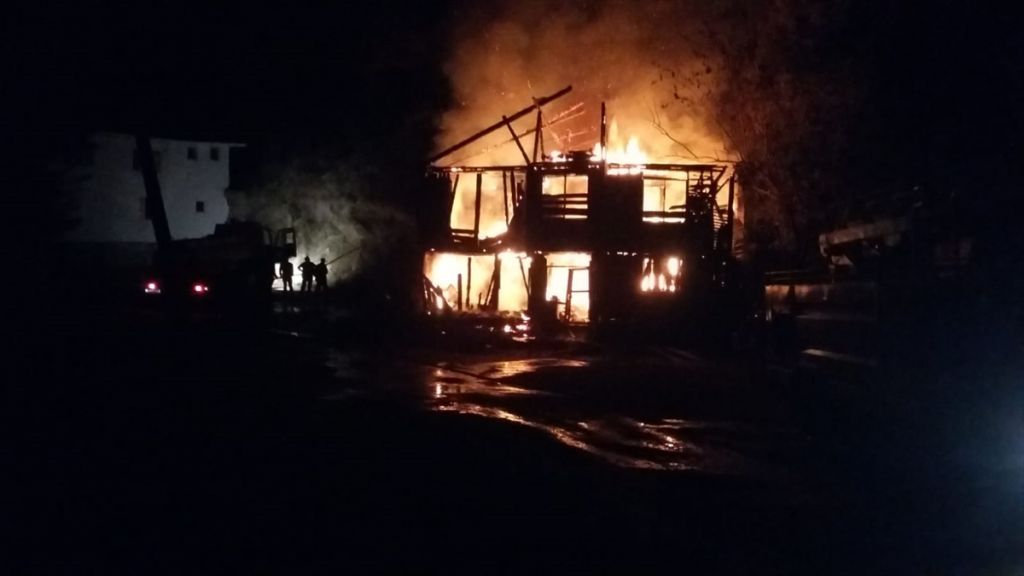 Mudurnu'da ev ve samanlık yangını