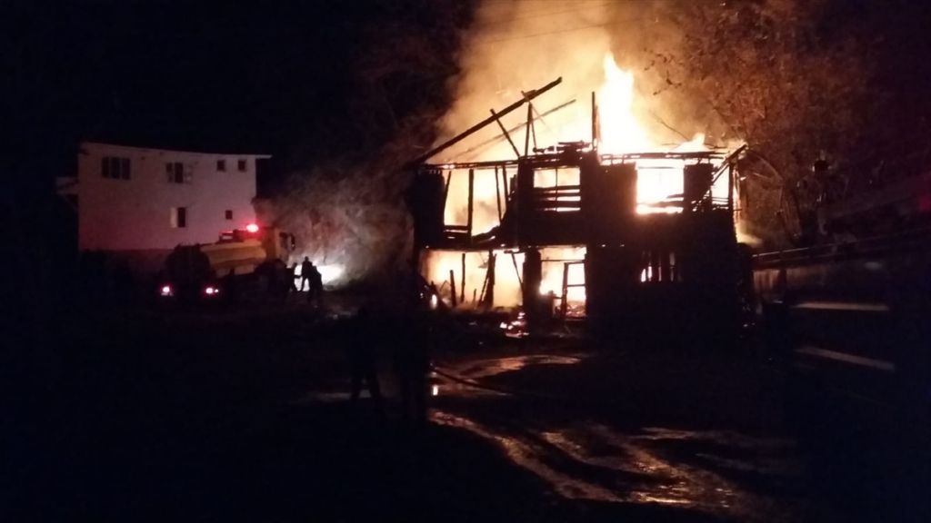 Mudurnu'da ev ve samanlık yangını