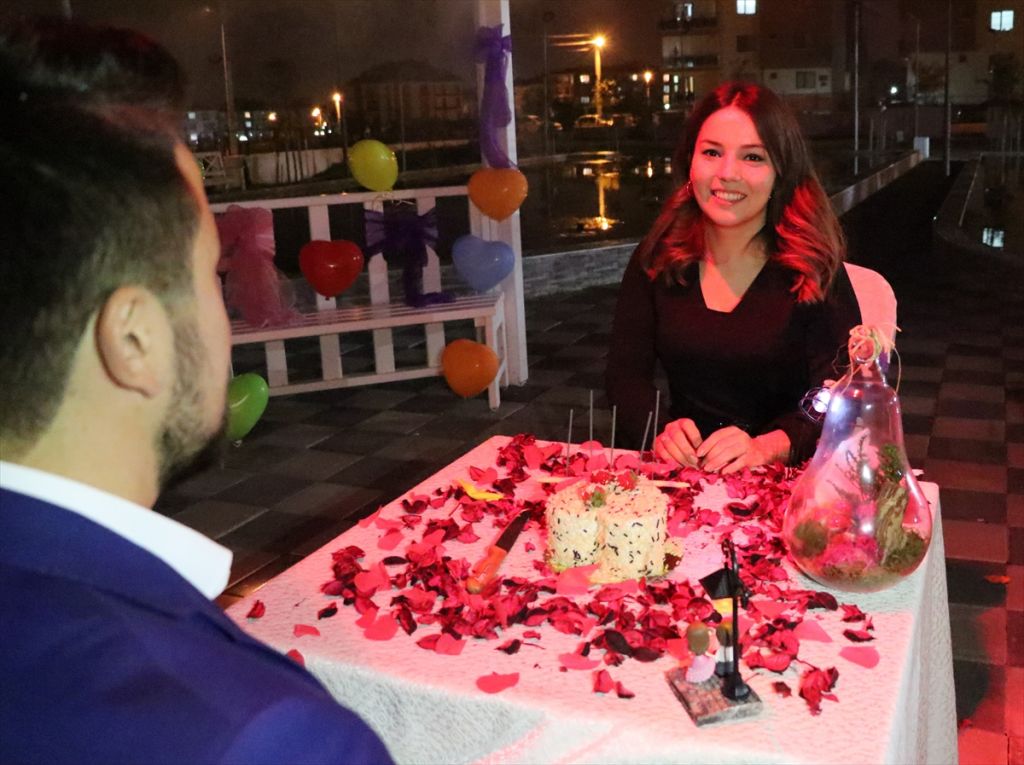 Nilüferler arasında sürpriz evlilik teklifi