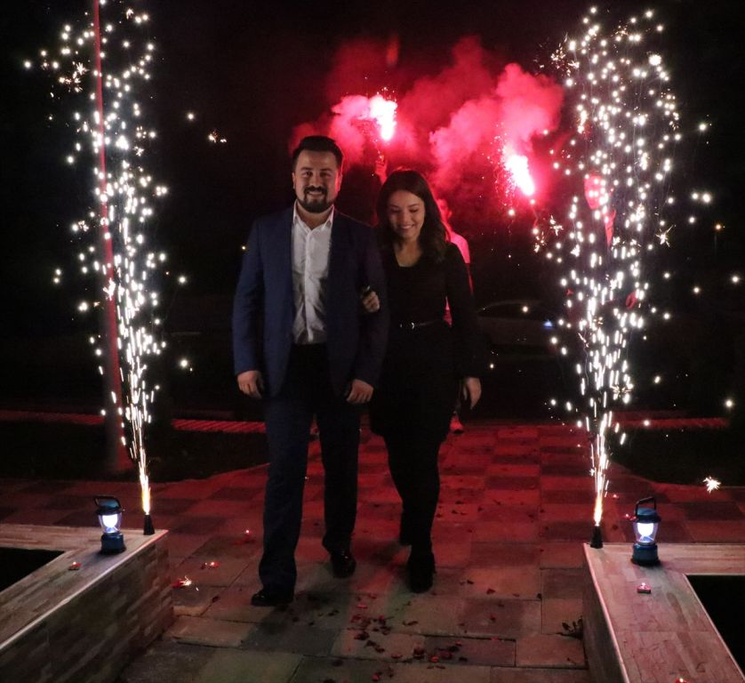 Nilüferler arasında sürpriz evlilik teklifi