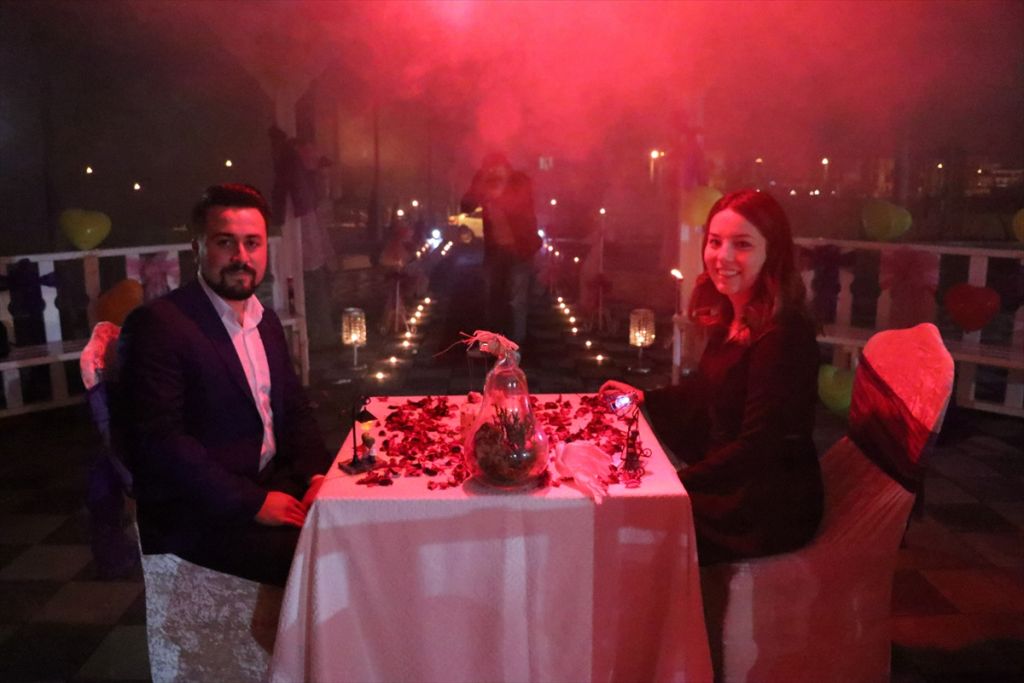 Nilüferler arasında sürpriz evlilik teklifi