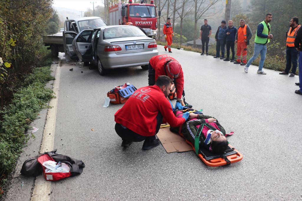 Otomobil ile kamyonet çarpıştı: 1 ölü, 6 yaralı