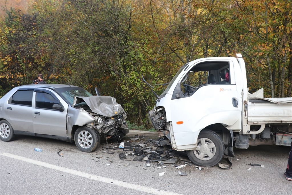 Otomobil ile kamyonet çarpıştı: 1 ölü, 6 yaralı