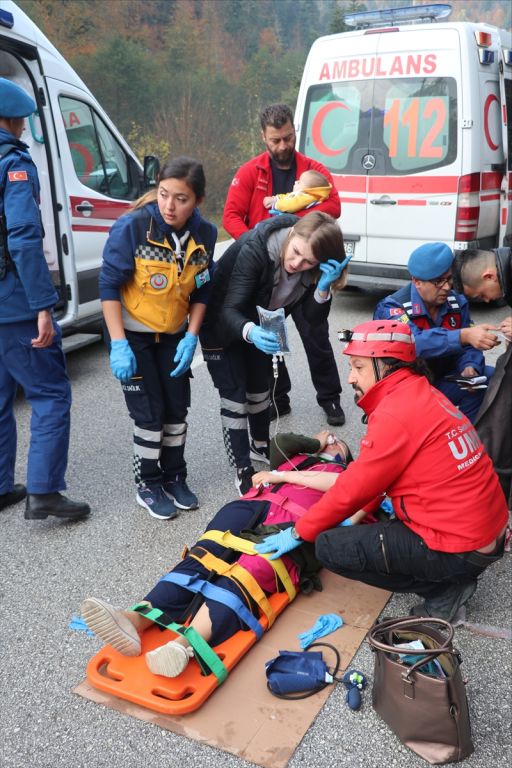 Otomobil ile kamyonet çarpıştı: 1 ölü, 6 yaralı