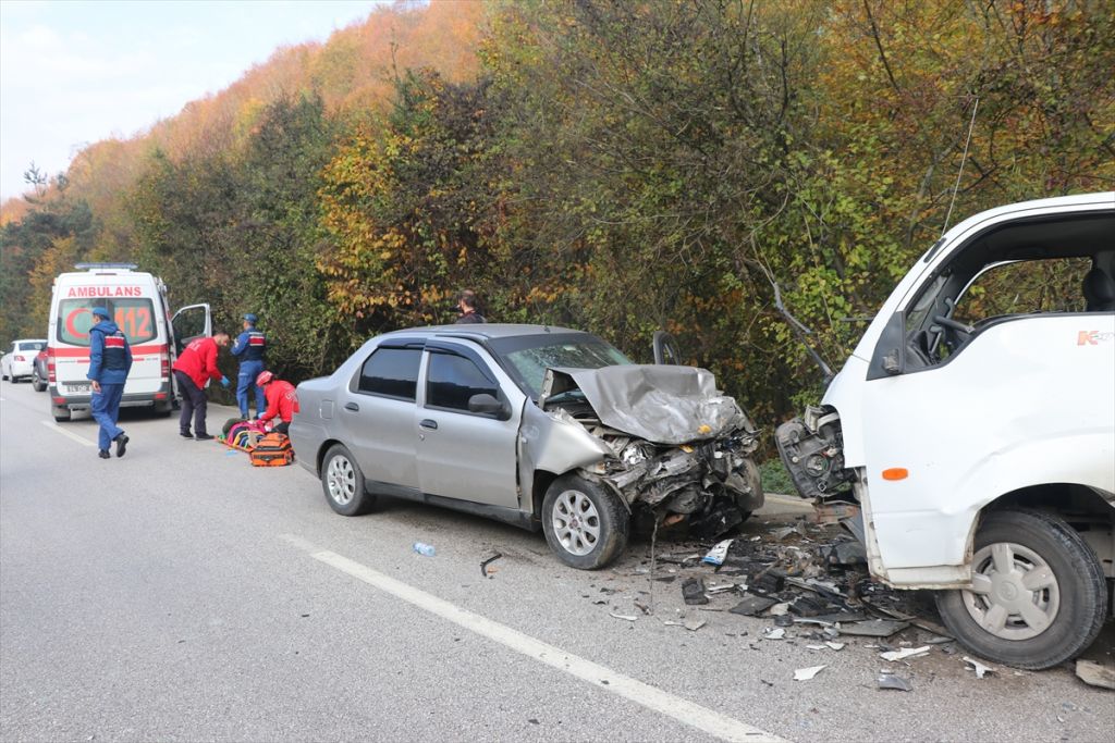 Otomobil ile kamyonet çarpıştı: 1 ölü, 6 yaralı