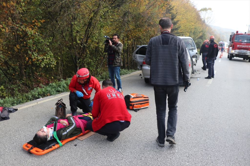 Otomobil ile kamyonet çarpıştı: 1 ölü, 6 yaralı