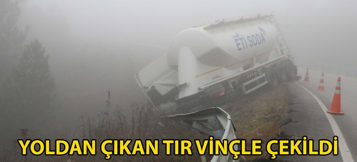 Yoldan çıkan tır vinçle çekildi