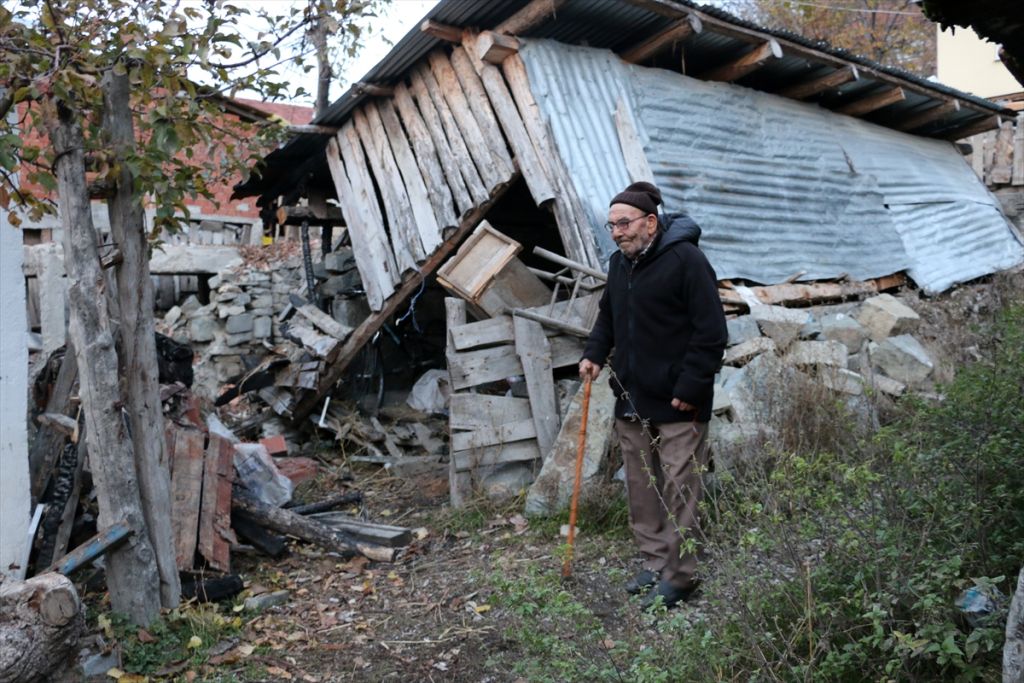 "Ali dede" yeni evinde kedileriyle mutlu