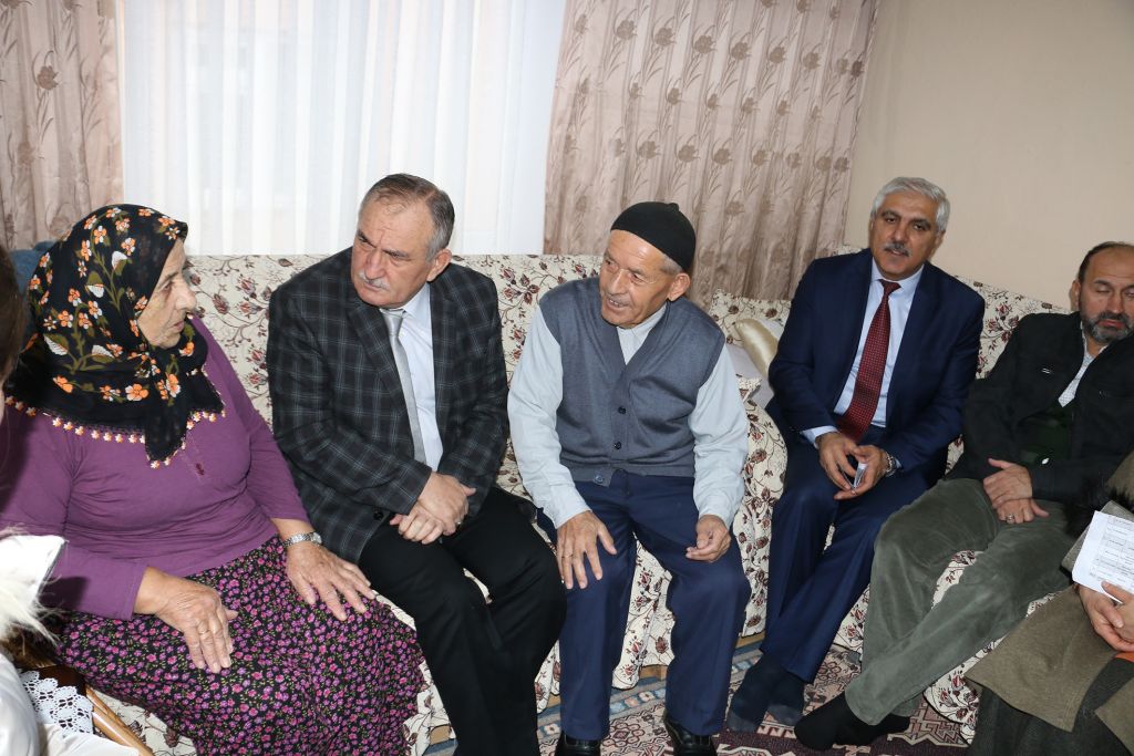 Başkan Yılmaz hasta vatandaşları evinde ziyaret etti