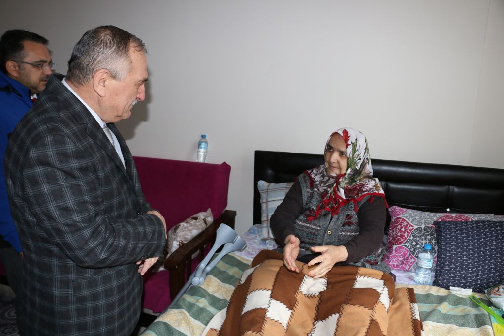 Başkan Yılmaz hasta vatandaşları evinde ziyaret etti