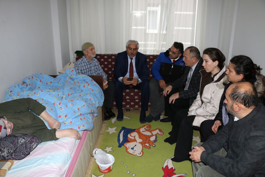 Başkan Yılmaz hasta vatandaşları evinde ziyaret etti