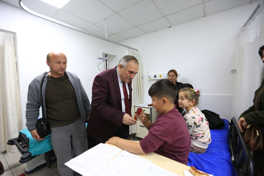 Başkan Yılmaz trafik kazasında yaralanan öğrencileri hastanede ziyaret etti