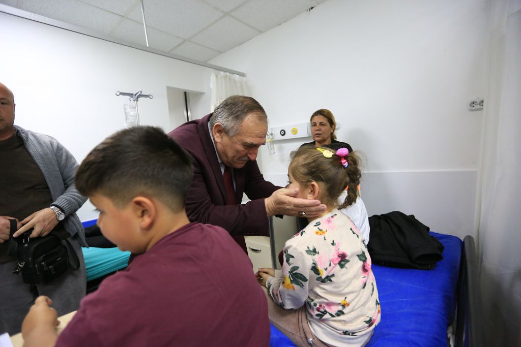 Başkan Yılmaz trafik kazasında yaralanan öğrencileri hastanede ziyaret etti