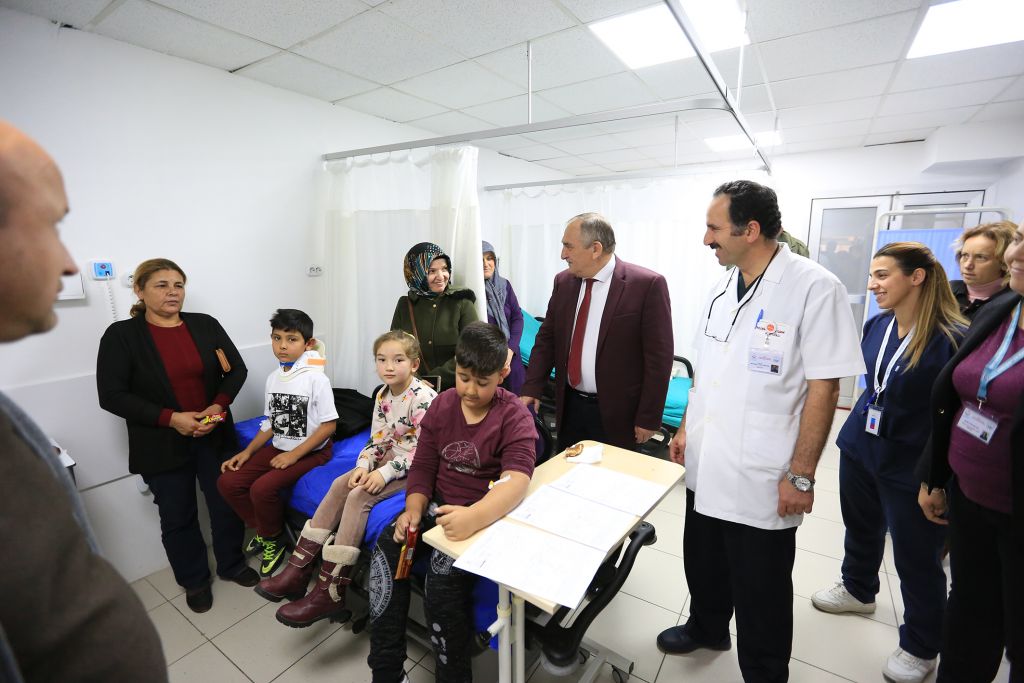 Başkan Yılmaz trafik kazasında yaralanan öğrencileri hastanede ziyaret etti