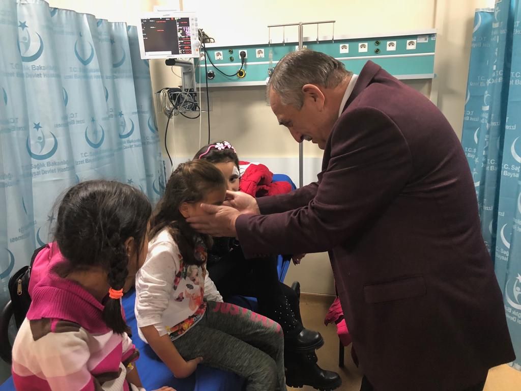 Başkan Yılmaz trafik kazasında yaralanan öğrencileri hastanede ziyaret etti