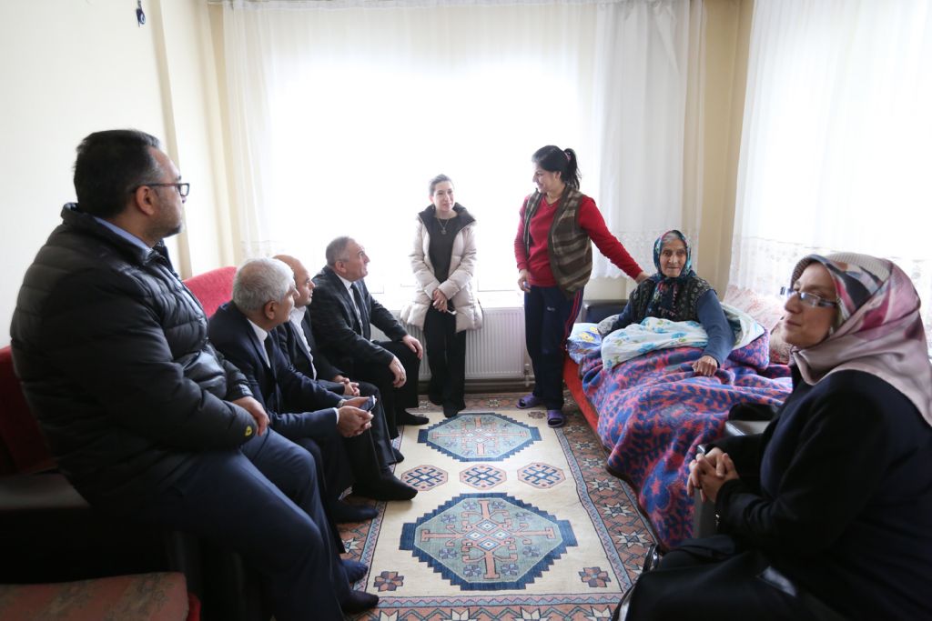 Başkan Yılmaz'dan on hastaya geçmiş olsun ziyareti