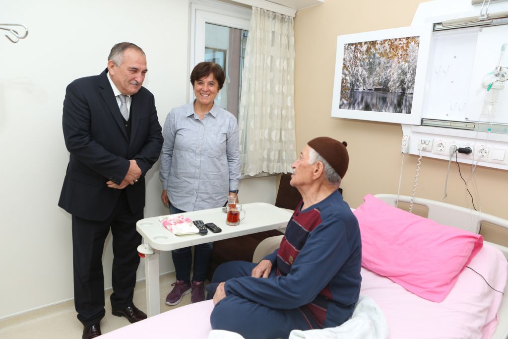 Belediye Başkanı Alaaddin Yılmaz'dan 10 hastaya geçmiş olsun ziyareti