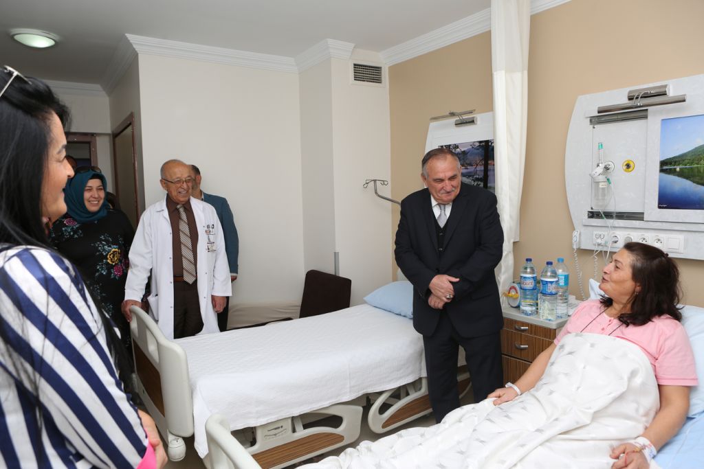 Belediye Başkanı Alaaddin Yılmaz'dan 10 hastaya geçmiş olsun ziyareti