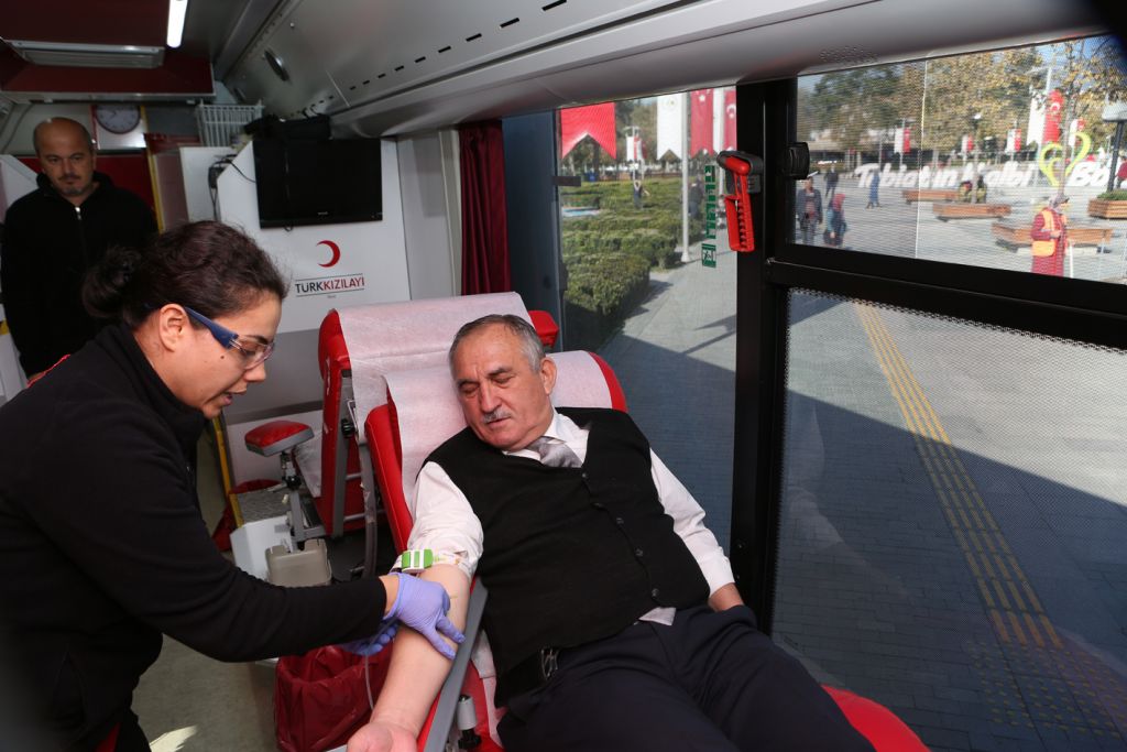 Bolu Belediye Başkanı Alaaddin Yılmaz'dan kan bağışı kampanyasına destek